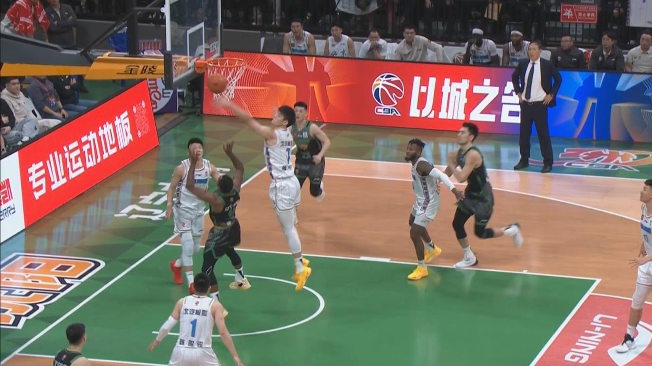 曾凡博钉板血帽弗格上篮 本场个人第6个盖帽! 曾凡博钉板血帽弗格上篮 本场个人第6个盖帽!